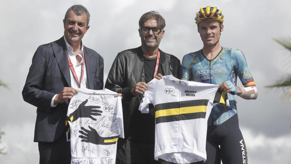 Javier Guillén, a la izquierda, junto a un representante de Santini y a Luis León Sánchez.