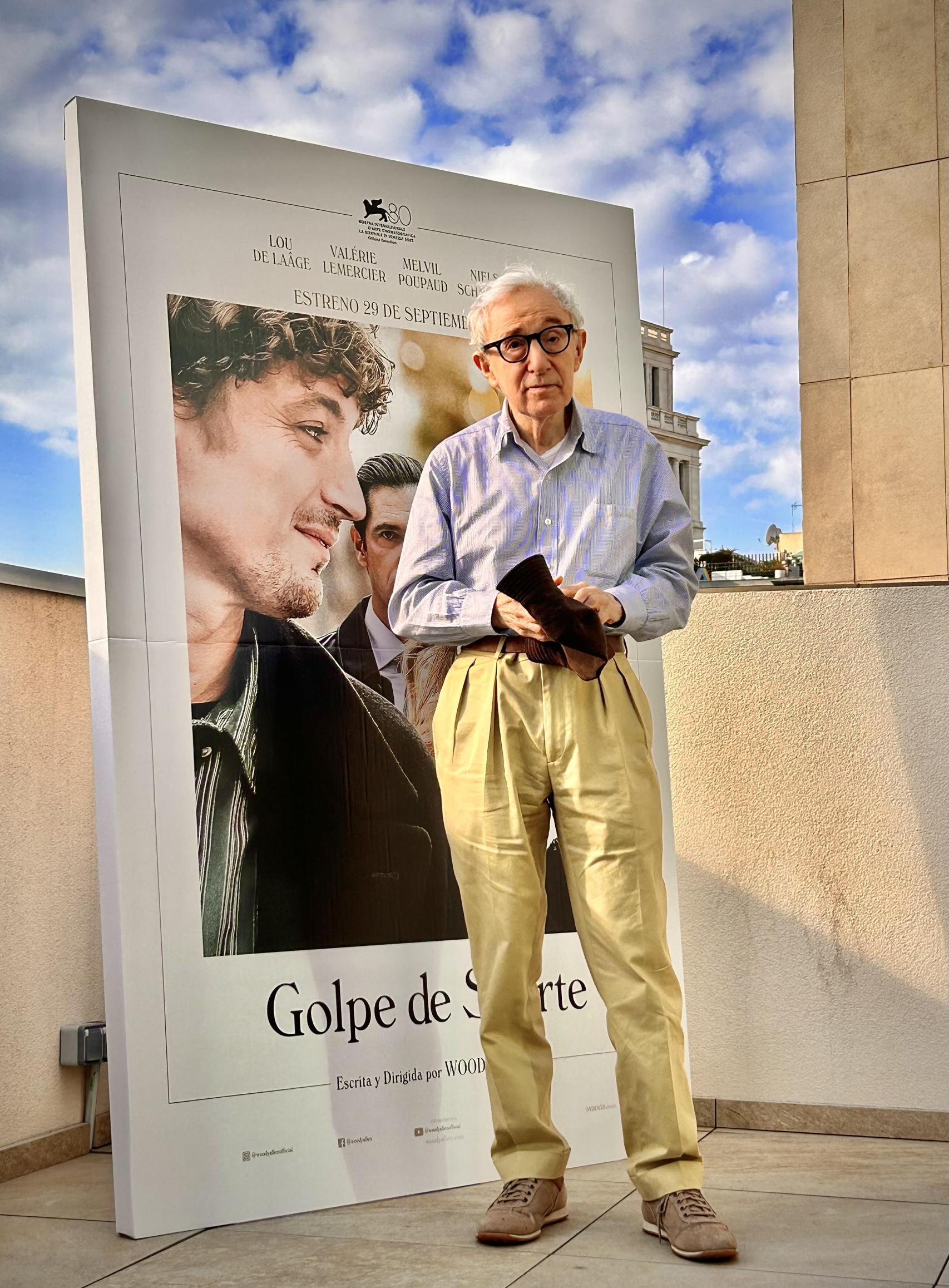 Woody Allen posando para los fotógrafos esta mañana en Barcelona delante del cartel de su nueva película