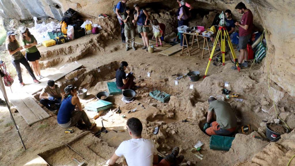 El equipo de investigadores trabajando en el yacimiento.