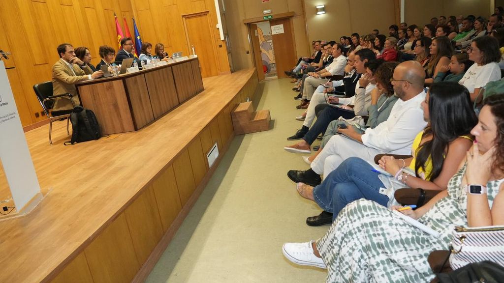Encuentro de Amador Pastor con directores de colegios e institutos en Albacete. Foto: JCCM.