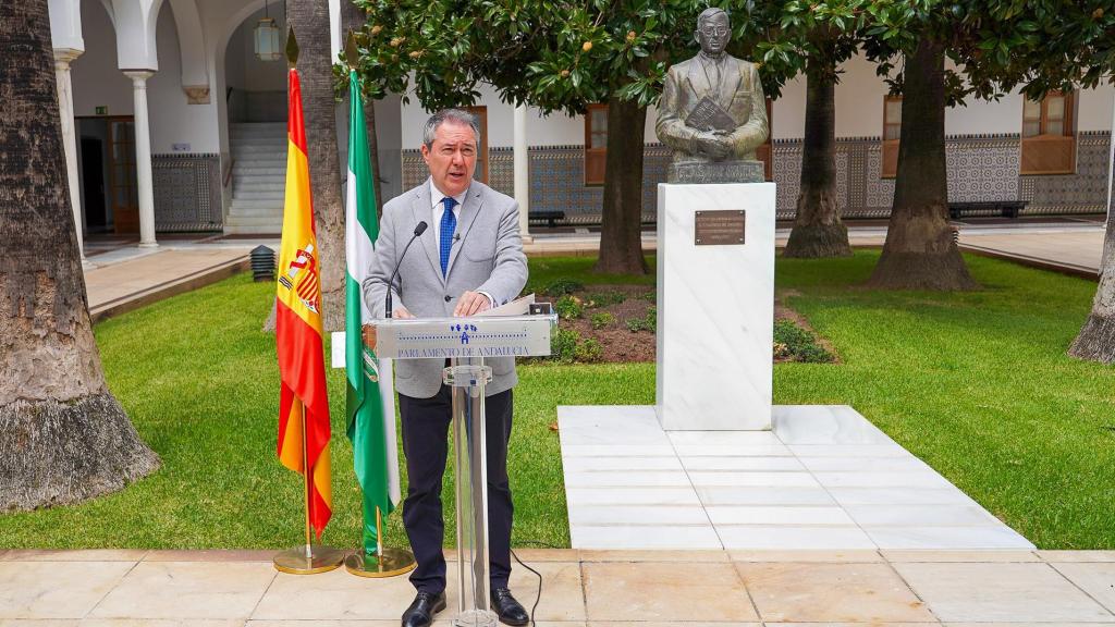 El secretario general del PSOE andaluz, Juan Espadas, en el Parlamento andaluz ante la imagen de Blas Infante.