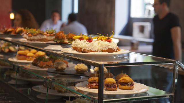 Barra de pintxos vascos de Sagardi.