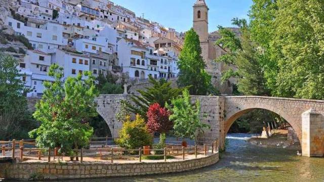 Conoce el tren desde Madrid que te lleva a una de las calles más bonitas de España: incluye una feria y cata de quesos.