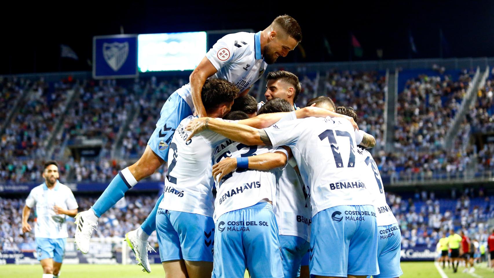 Los jugadores del Málaga CF celebran un gol en La Rosaleda