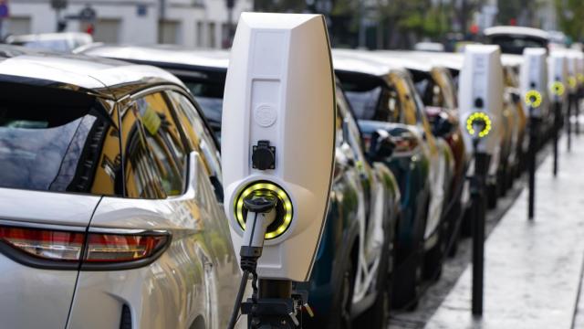Coches eléctricos en puntos de recarga.