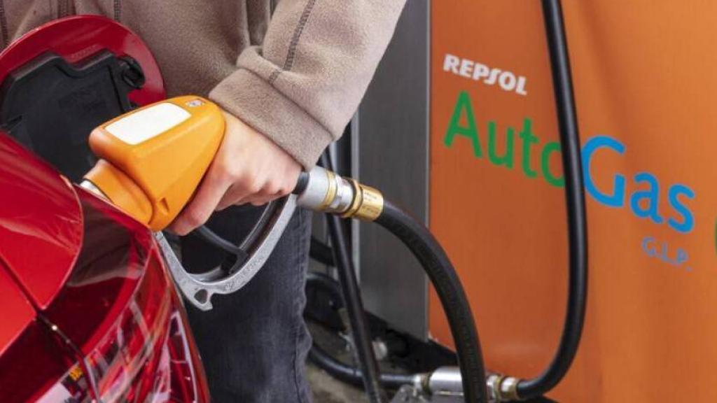 Coche repostando en una estación de servicio del Grupo Repsol.
