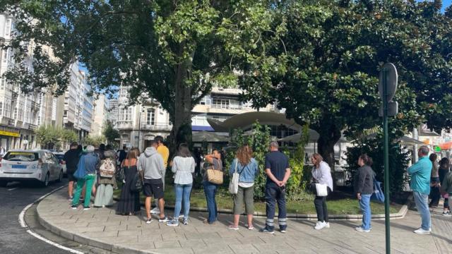Colas en la plaza de Ourense para las entradas del concierto de Melendi