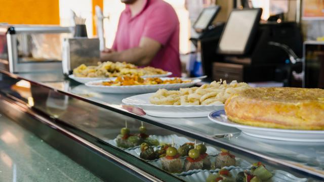 Imagen de varias tapas españolas en un restaurante.