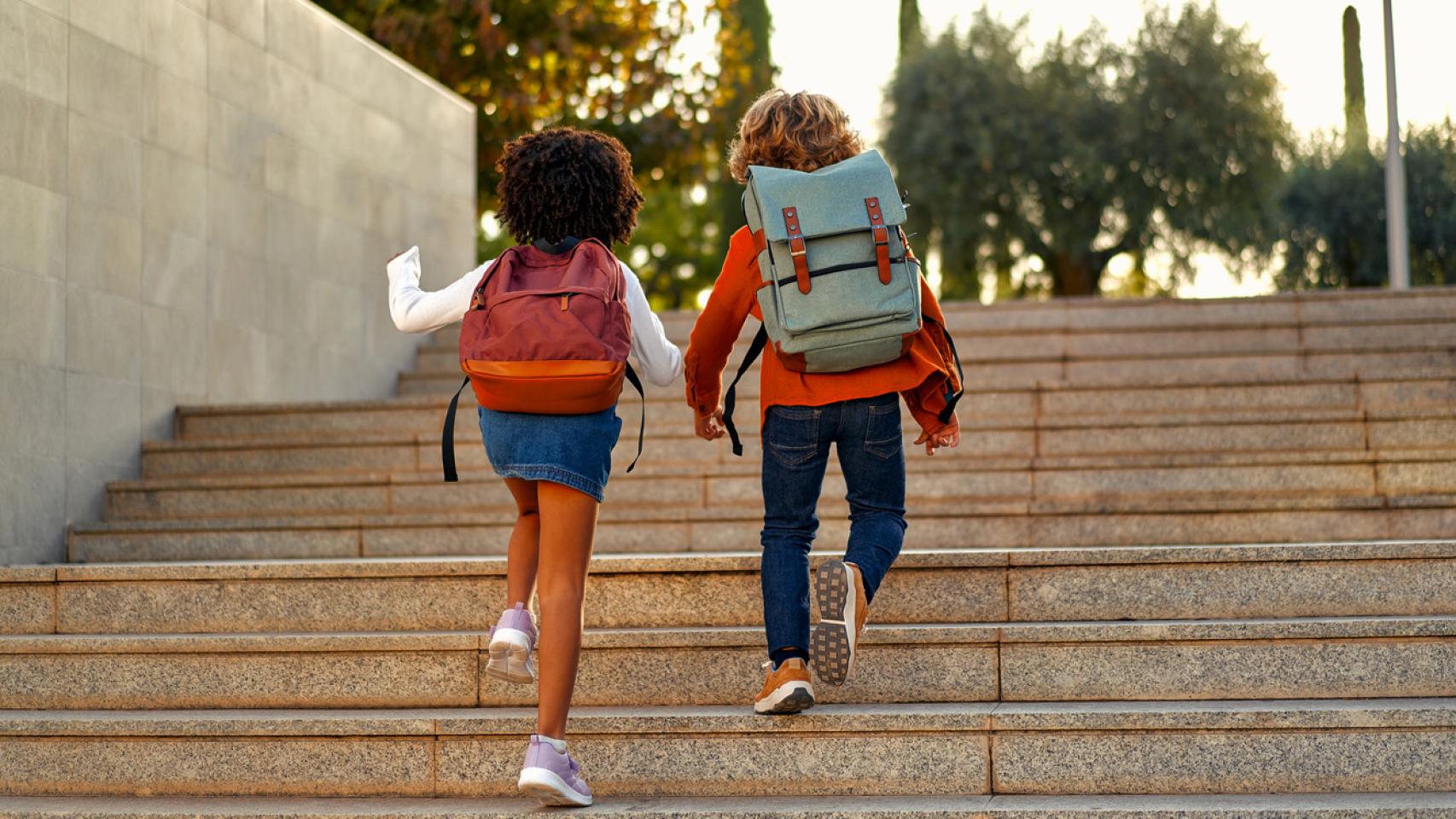 Dos niños de camino al cole. iStock