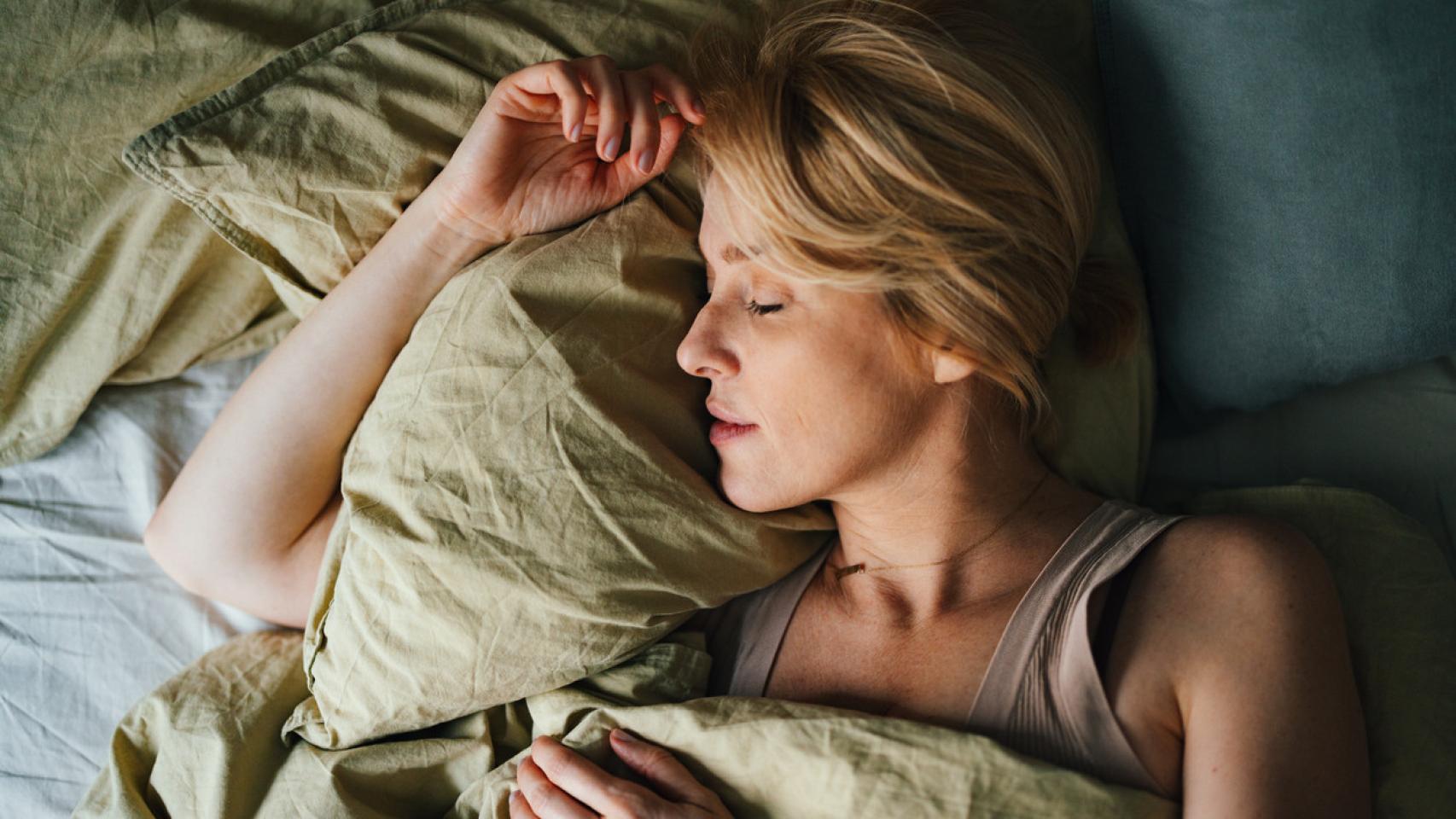 Una mujer, durmiendo.