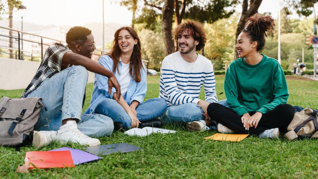 Imagen de archivo de un grupo de jóvenes conversando. Foto: iStock.