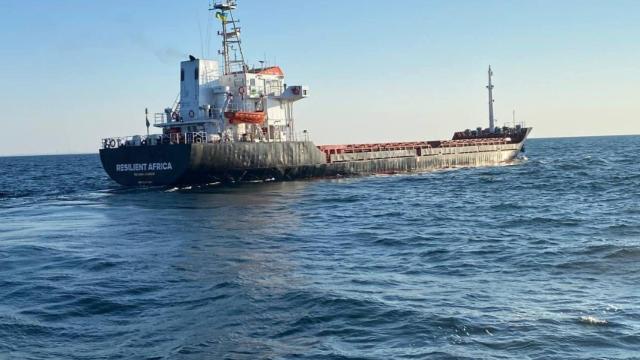 El barco Resilient Africa cargado con 3.000 toneladas de trigo.