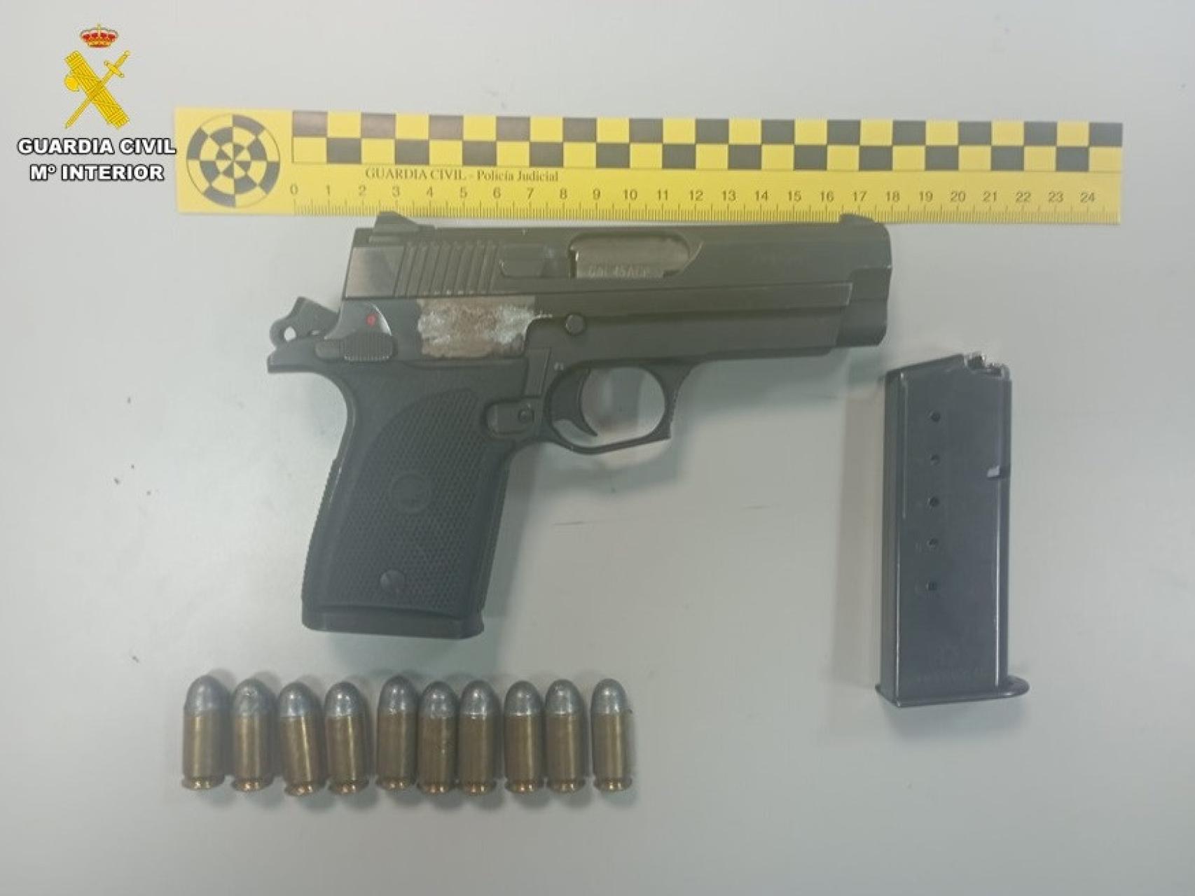 La pistola intervenida por la Guardia Civil al copiloto del vehículo.