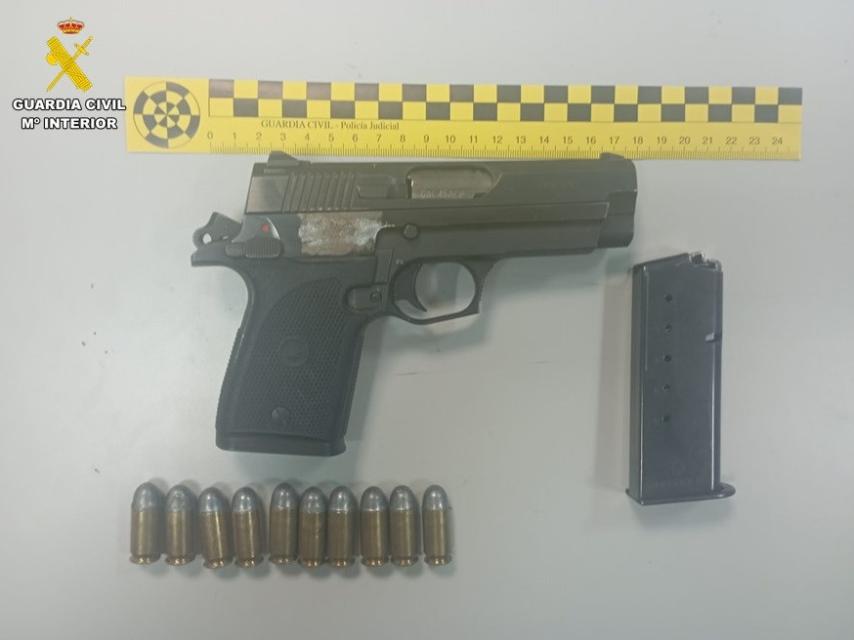 La pistola intervenida por la Guardia Civil al copiloto del vehículo.