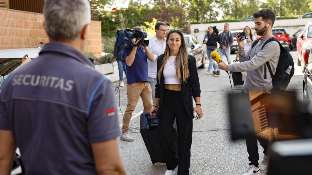 Athenea del Castillo llega a la concentración de la Selección