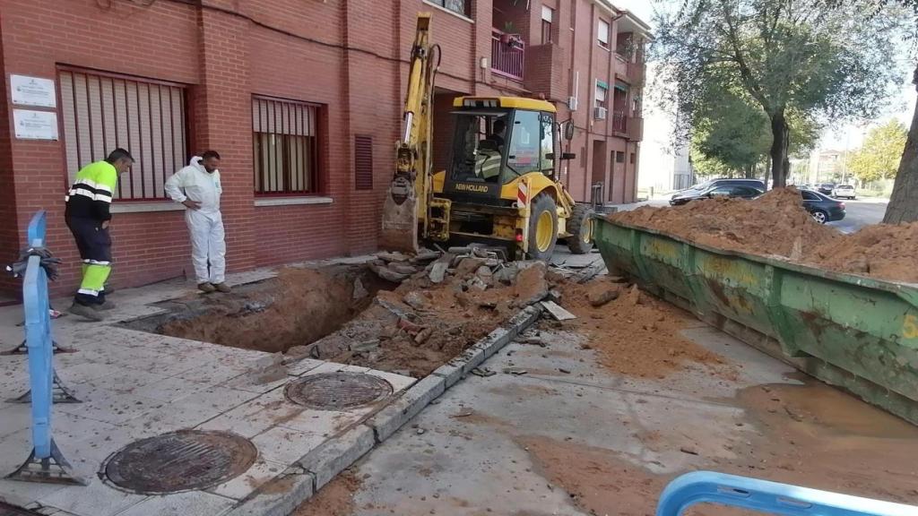 Trabajos de reparación de la tubería rota.
