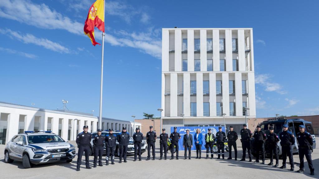 Vista general de la presentación de los nuevos uniformes de la Policía Municipal, en la Jefatura de la Policía Municipal, este martes.