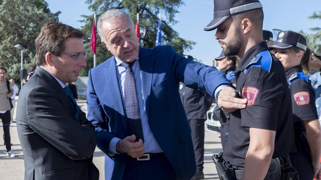 El alcalde de Madrid, José Luis Martínez-Almeida y el director general de la Policía Municipal, Pablo Enrique Rodríguez, durante la presentación de los nuevos uniformes.