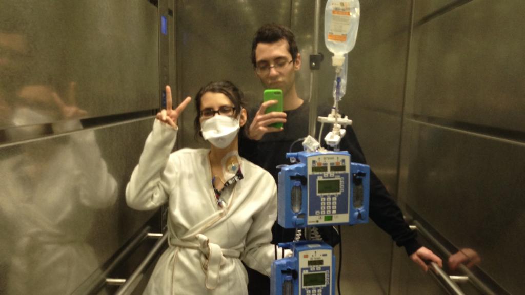 Fotografía de Yaiza junto a su hermano.