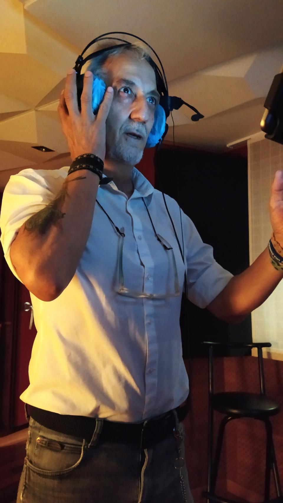 Rafael Azcárraga en el estudio de doblaje
