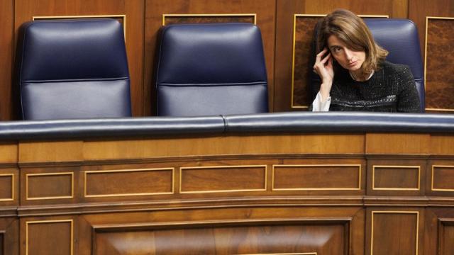 La ministra de Justicia en funciones, Pilar Llop, usa los auriculares de traducción simultánea durante la aprobación del uso de las lenguas cooficiales, este martes en el Congreso de los Diputados.