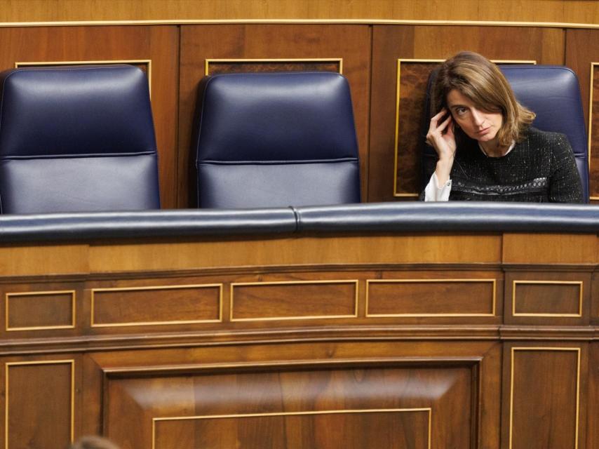 La ministra de Justicia en funciones, Pilar Llop, usa los auriculares de traducción simultánea durante la aprobación del uso de las lenguas cooficiales, este martes en el Congreso de los Diputados.