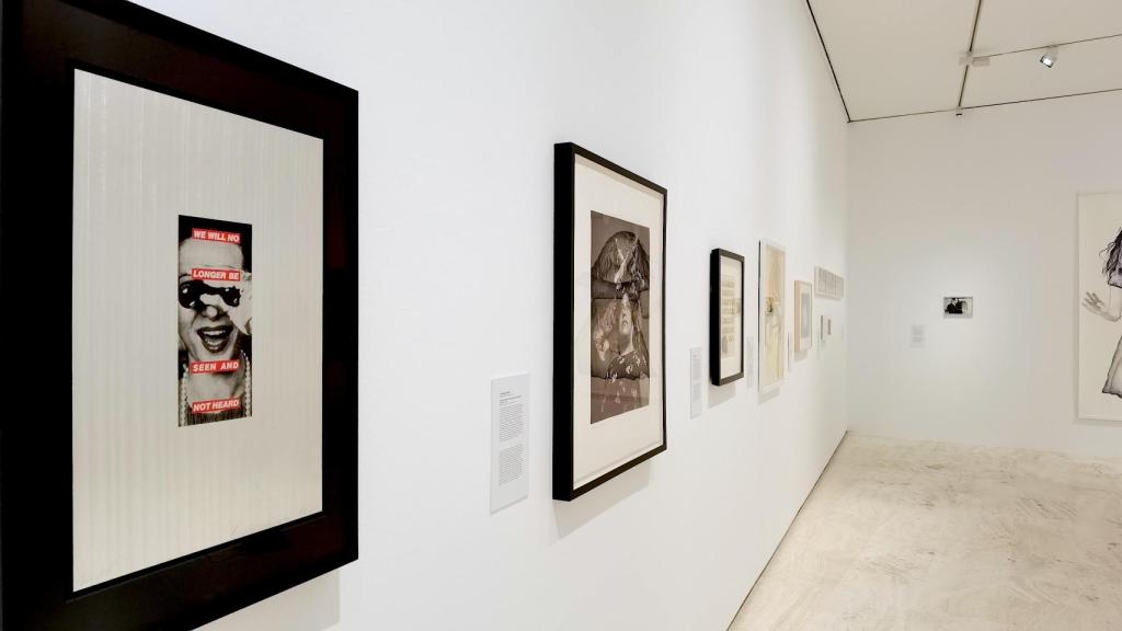 La obra de Barbara Kruger, en primer término.