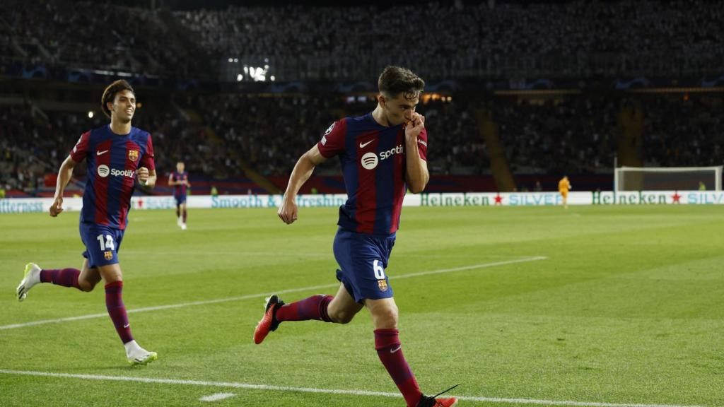 Gavi se besa el escudo tras marcar el cuarto gol del Barça.