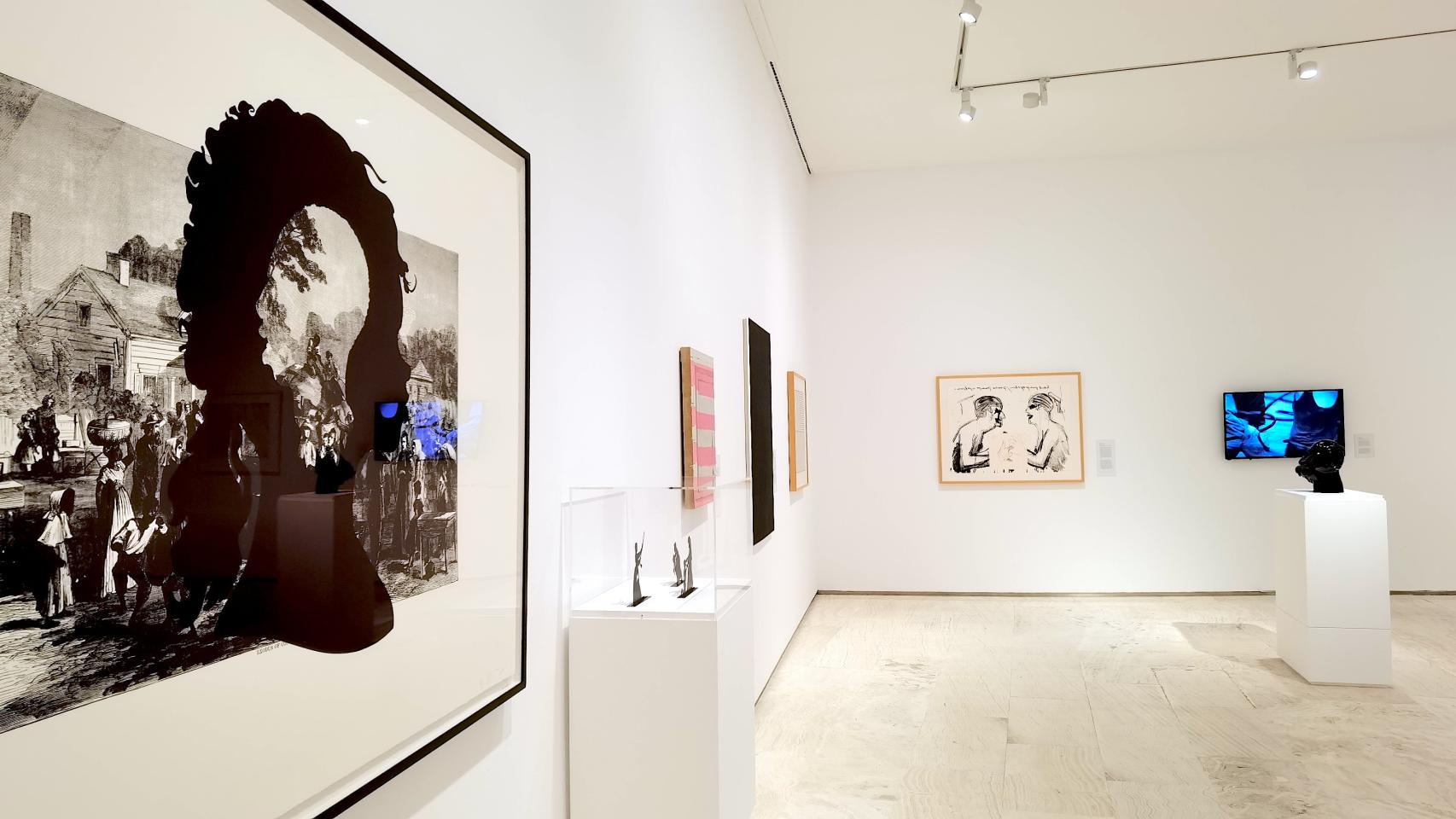 Dos de las obras de la artista afroamericana Kara Walker que se pueden ver en la muestra.