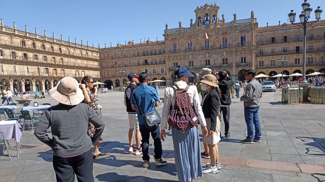 turistas plaza mayor salamanca (3).jpeg