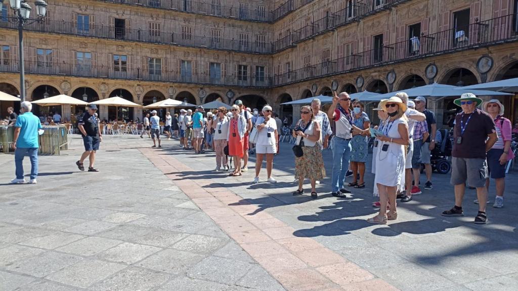 Turistas en la Plaza Mayor de Salamanca
