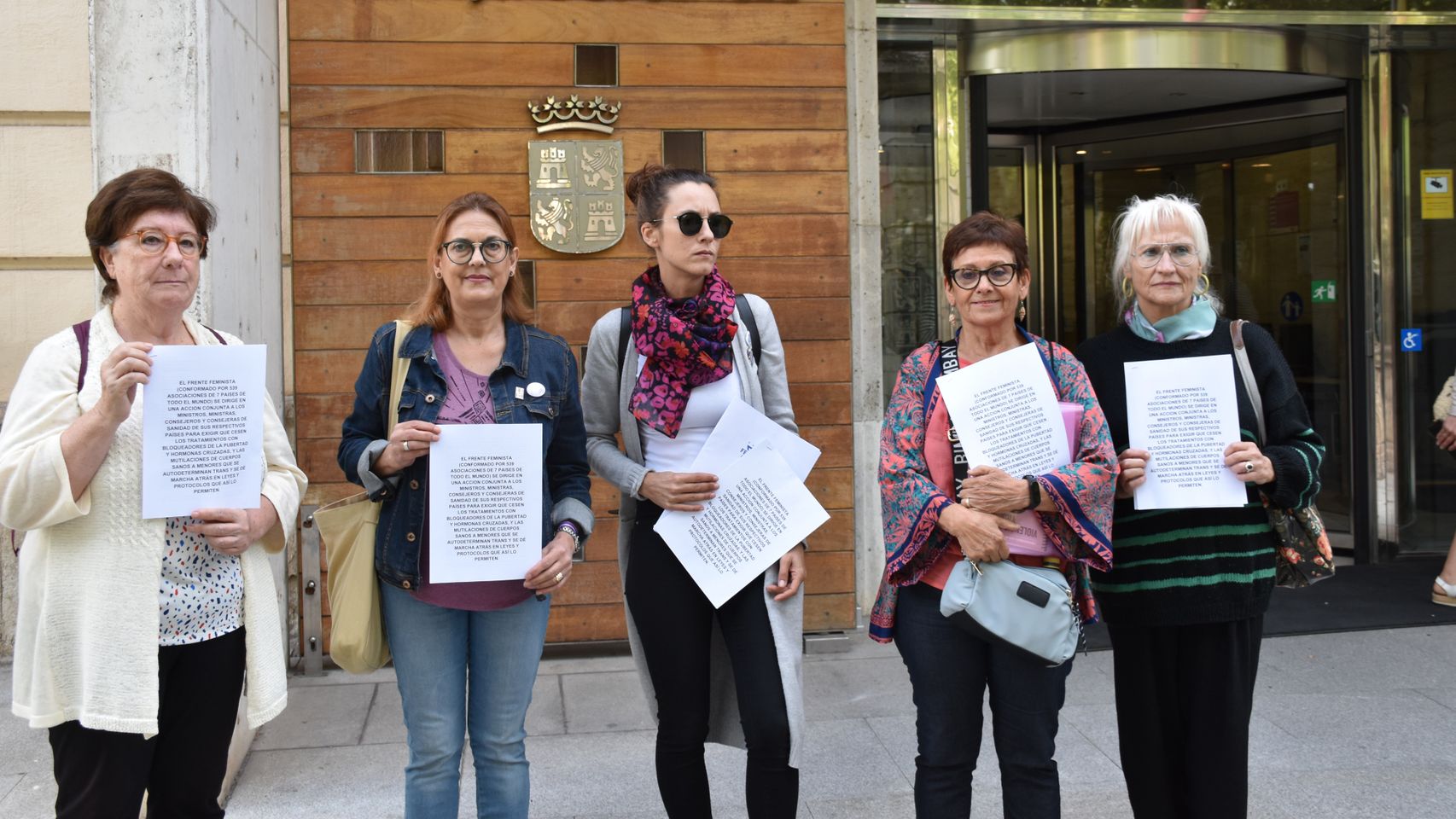 El Foro Feminista de Valladolid entrega de una carta a la Consejería de Sanidad para exigir el cese de tratamientos de hormonas cruzadas en menores trans