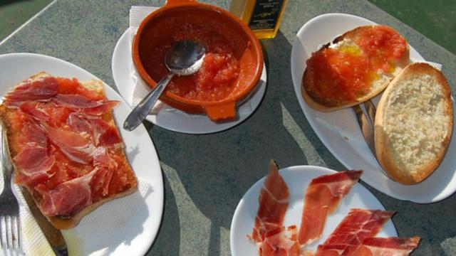 Es importante añadir fibra y grasas sanas al desayuno español.