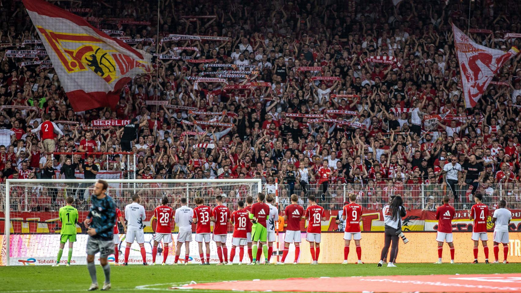 Los jugadores del Union Berlín frente a su afición