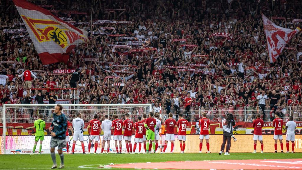 Los jugadores del Union Berlín frente a su afición