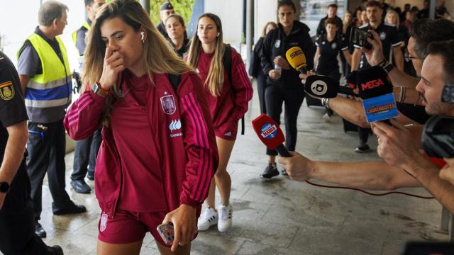 Misa Rodríguez, Athenea del Castillo y Montse Tomé a su llegada al aeropuerto de Manises (Valencia)
