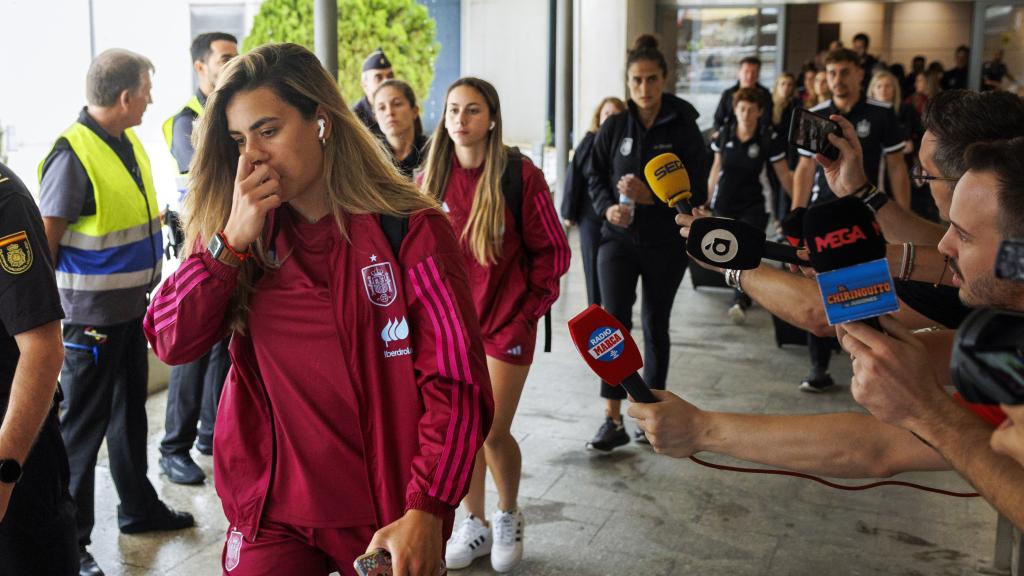 Misa Rodríguez, Athenea del Castillo y Montse Tomé a su llegada al aeropuerto de Manises (Valencia)