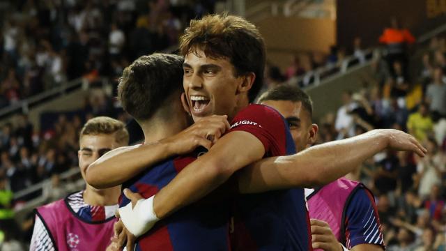 Joao Félix celebra su segundo gol con el Barcelona en Champions junto a sus compañeros.