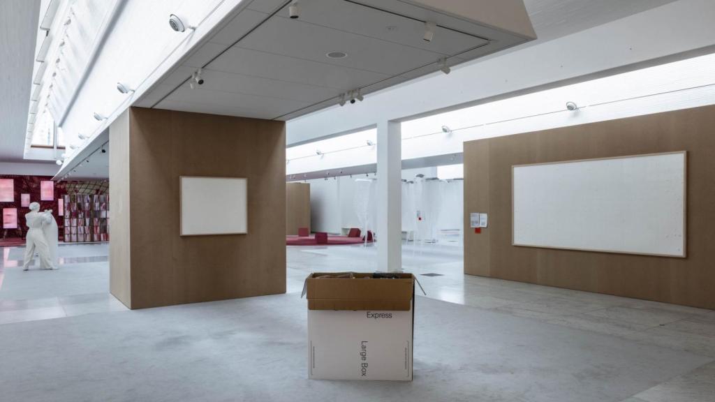 Vista de los dos lienzos en blanco que componen la obra 'Take the Money and Run' ('Coge el dinero y corre'), de Jens Haaning, colgados en la exposición 'Work it Out', en el museo Kunsten de Aalborg (Dinamarca). Foto publicada por el museo en su página web.