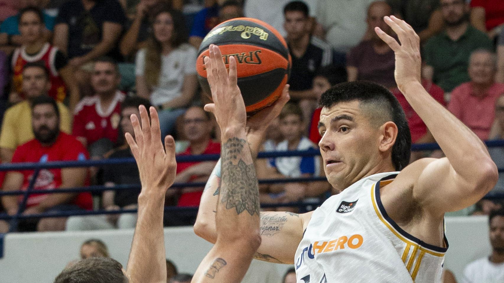 Gaby Deck, frente al Barcelona en la semifinal de la Supercopa Endesa.