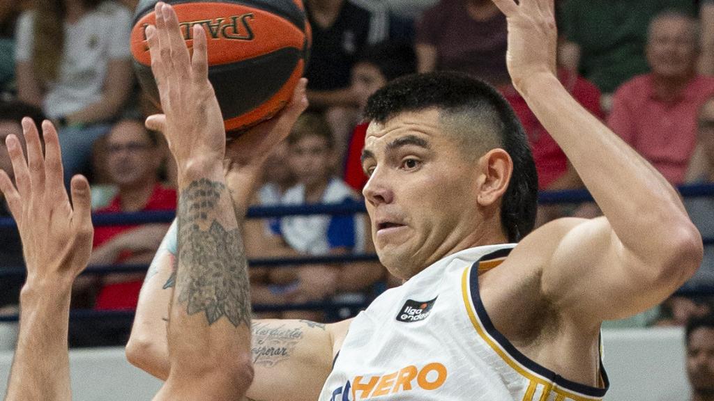 Gaby Deck, frente al Barcelona en la semifinal de la Supercopa Endesa.