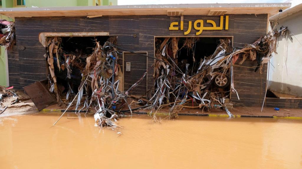 Una carretera inundada, después de que una fuerte tormenta y fuertes lluvias azotaran la ciudad de Derna, al noreste de Libia.