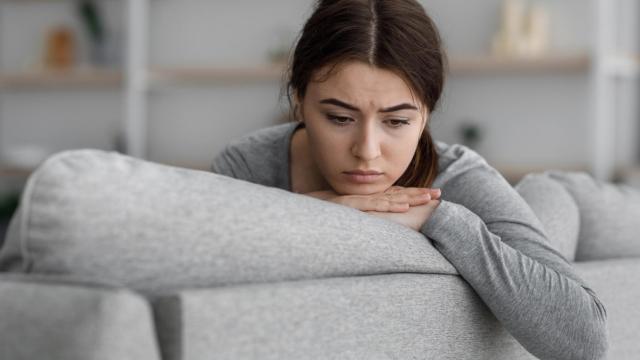 Imagen de archivo de una mujer joven preocupada.