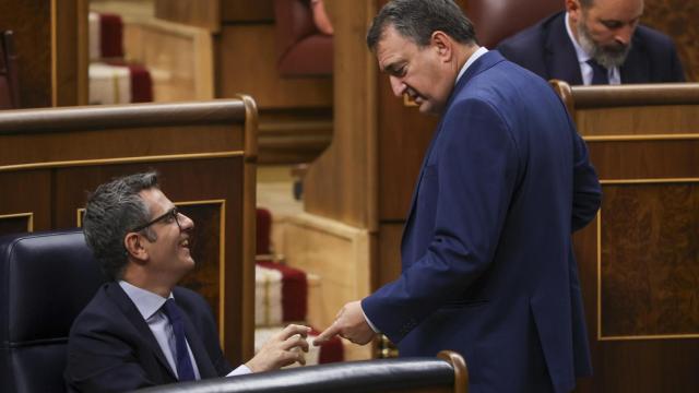 El portavoz del PNV en el Congreso, Aitor Esteban, saluda al ministro de Presidencia, Félix Bolaños este martes.