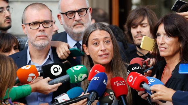 Míriam Nogueras, portavoz de Junts en el Congreso, rodeada de periodistas.