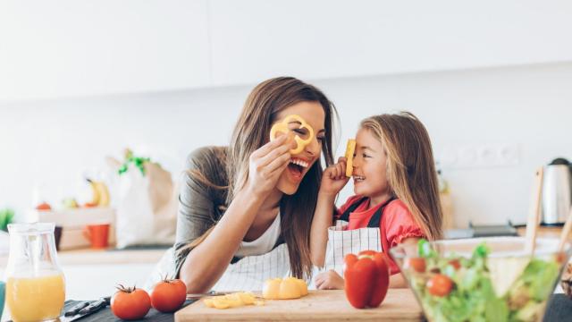 Imagen de archivo de una mujer y su hija cocinando. Foto: iStock.