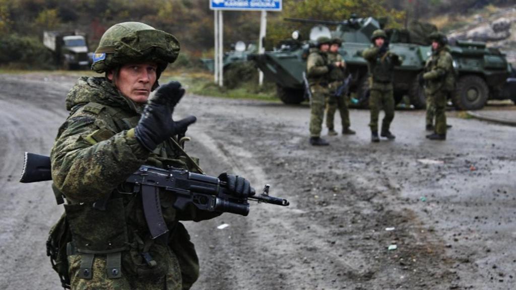 Un soldado ruso en la entrada de Stepanakert.