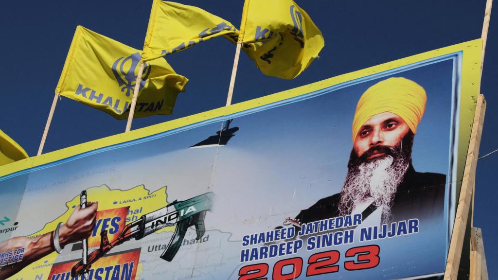 Un mural muestra la imagen del difunto líder sij Hardeep Singh Nijjar en Surrey (Canadá).