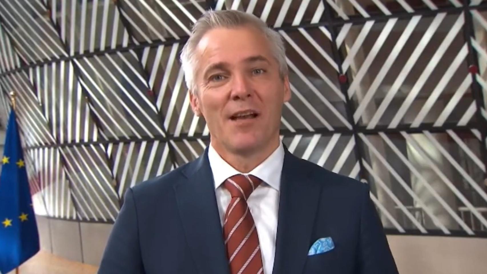 El ministro de Asuntos Europeos finlandés, Anders Adlercreutz, este martes en Bruselas hablando en catalán.