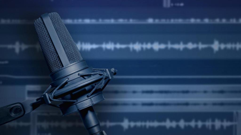 Un micrófono y ondas de audio en una pantalla